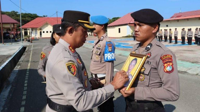 Upacara PTDH Bripka S di halaman Mapolres Pasangkayu. Foto: Istimewa