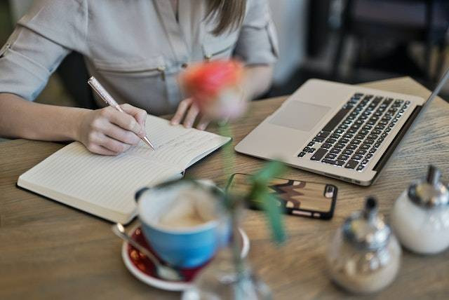 contoh laporan kegiatan bahasa sunda. Sumber: pexels.com/Judit Peter