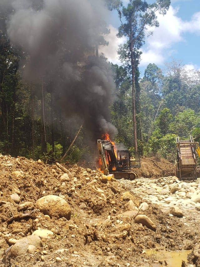 Alat berat yang dibakar KKB. Dok: Ist