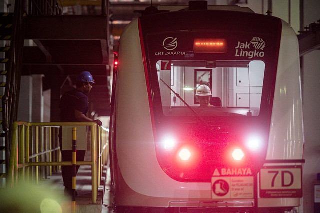 Teknisi melakukan perawatan kereta LRT Jakarta di Depo LRT Jakarta, Pegangsaan Dua, Jakarta, Selasa (17/10/2023). Foto: Aprillio Akbar/ANTARA FOTO