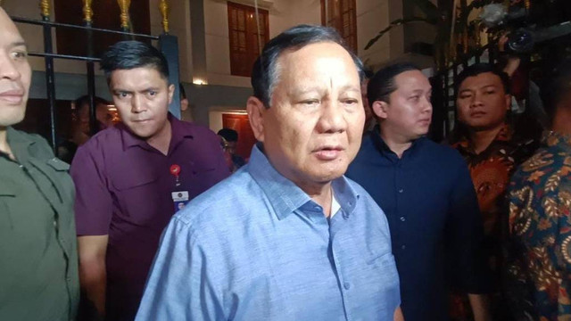 Bacapres Koalisi Indonesia Maju Prabowo Subianto di rumah pribadinya, di Jl. Kertanegara IV, Selasa (17/10/2023). Foto: Zamachsyari/kumparan
