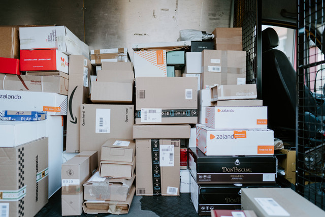 Ilustrasi Cara Kirim Paket lewat J&T, Foto: Unsplash/Claudio Schwarz
