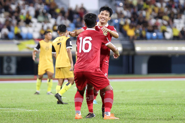 Pemain Timnas Indonesia Hokky Caraka berselebrasi bersama Witan Sulaeman usai mencetak gol ke gawang Brunei Darussalam dalam leg kedua kualifikasi Piala Dunia 2026 di Hassanal Bolkiah National Stadium, Bandar Seri Begawan, Brunei Darussalam. Foto: Humas PSSI/HO ANTARA FOTO