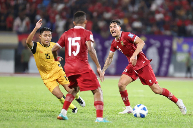 Pemain Timnas Indonesia Shayne Elian Jay beraksi dengan pemain Brunei Darussalam Muhammad Nur Asyraffahmi dalam leg kedua kualifikasi Piala Dunia 2026, di Hassanal Bolkiah National Stadium, Bandar Seri Begawan, Brunei Darussalam, Selasa (17/10/2023). Foto: Humas PSSI/HO ANTARA FOTO