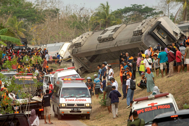 Ambulance membawa korban kecelakaan KA Argo Semeru-Argo Wilis di kawasan Kalimenur, Sukoreno, Kulon Progo, D.I Yogyakarta, Selasa (17/10/2023). Foto: Andreas Fitri Atmoko/ANTARA FOTO
