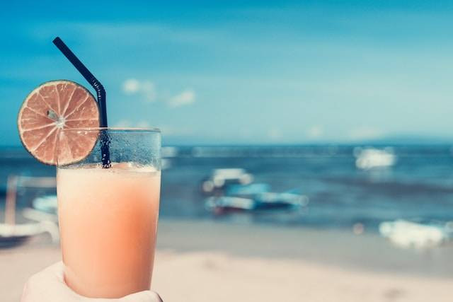 Ilustrasi minuman khas Bali, sumber foto: unsplash.com/Artem Beliaikin