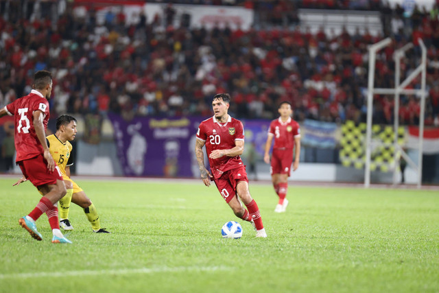 Pemain Timnas Indonesia Shayne Pattynama berusaha melewati pemain Timnas Brunei Darussalam pada pertandingan Kualifikasi Piala Dunia 2026 Zona Asia di Hassanal Bolkiah National Stadium, Bandar Seri Begawan, Brunei Darussalam, Selasa (17/10/2023). Foto: PSSI