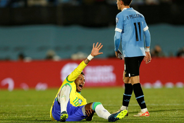 Pemain Timnas Brasil Neymar mengalami cedera saat melawan Uruguay pada pertandingan Kualifikasi Piala Dunia 2022 Zona Amerika Selatan di Estadio Centenario, Montevideo, Uruguay, Rabu (18/10/2023). Foto: Andres Cuenca/REUTERS