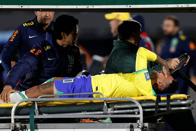 Pemain Timnas Brasil Neymar mengalami cedera saat melawan Uruguay pada pertandingan Kualifikasi Piala Dunia 2022 Zona Amerika Selatan di Estadio Centenario, Montevideo, Uruguay, Rabu (18/10/2023). Foto: Andres Cuenca/REUTERS