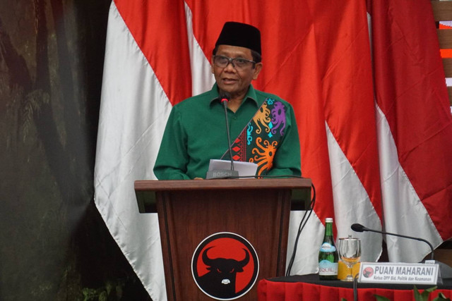 Cawapres Mahfud MD memberikan sambutan di DPP PDIP, Jakarta, Rabu (18/10/2023).  Foto: Iqbal Firdaus/kumparan