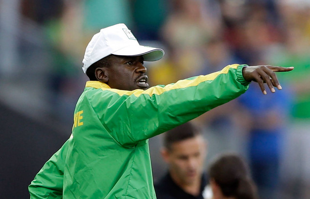 Pelatih Zimbabwe Shadreck Mlauzi memberikan instruksi kepada para pemainnya selama pertandingan grup F turnamen sepak bola Olimpiade wanita antara Kanada dan Zimbabwe di Sao Paulo, Brasil, Sabtu, 6 Agustus 2016. Foto: AP Photo/Nelson Antoine, File