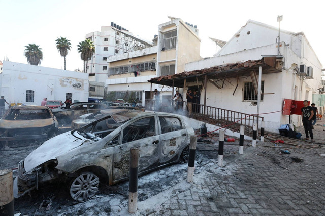 Kondisi kehancura usai serangan yang menghantam Rumah Sakit Ahli Arabdi Kota Gaza, Rabu (18/10/2023).  Foto: MAHMUD HAMS / AFP