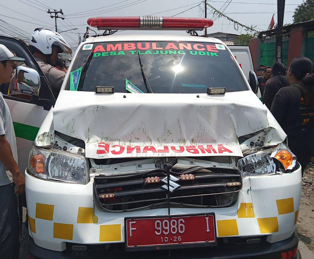 Mobil ambulans rusak usai dikendarai ODGJ di Jalan Raya Tlajung Udik, Kecamatan Gunung Putri, Kabupaten Bogor, Jawa Barat, Rabu (18/10/2023). Foto: Dok. Istimewa