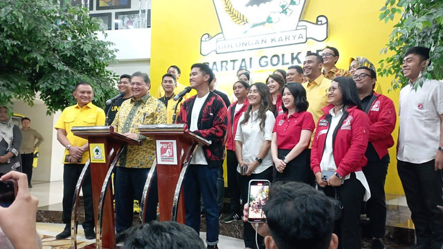 Kaesang dan Airlangga dalam acara kunjungan silaturahmi di kantor DPP Partai Golkar, Slipi, Jakarta Barat, Rabu (18/10/2023). Foto: Fadlan/kumparan