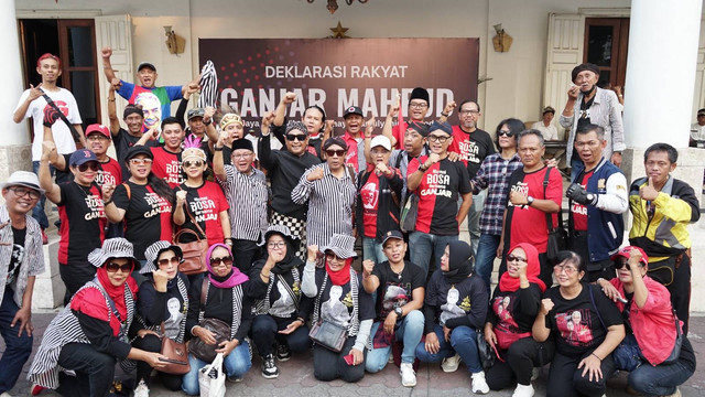 Para relawan di Yogya melakukan deklarasi dukungan kepada Ganjar Pranowo dan Mahfud MD, Rabu (18/10). Foto: Arif UT/Pandangan Jogja