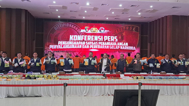 Jumpa pers pengungkapan Satgas Penanggulangan Penyalahgunaan dan Peredaran Gelap Narkoba di Bareskrim Polri, Rabu (18/10/2023). Foto: Dok. Istimewa
