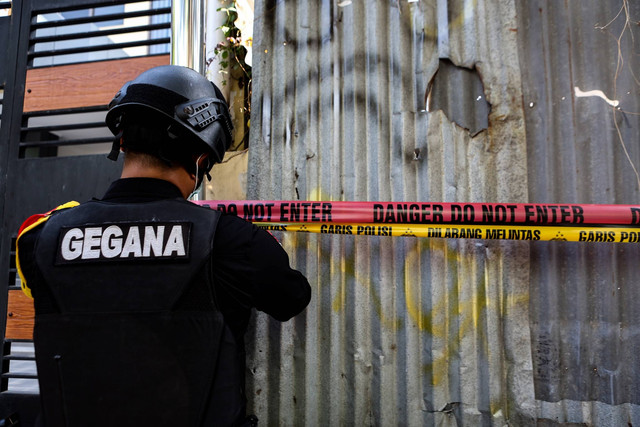 Anggota Gegana memasang garis pembatas area berbahaya saat pemeriksaan sumber ledakan dari sebuah proyek pembangunan rumah di Setiabudi, Jakarta, Rabu (18/10/2023). Foto: Asprilla Dwi Adha/ANTARA FOTO