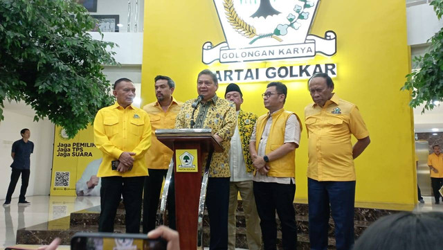 Ketua Umum Partai Golkar, Airlangga Hartarto, menyampaikan hasil Rapat Pleno DPP Partai Golkar di kantor DPP Partai Golkar, Slipi, Jakarta Barat, Rabu (18/10/2023) malam. Foto: Fadlan/kumparan