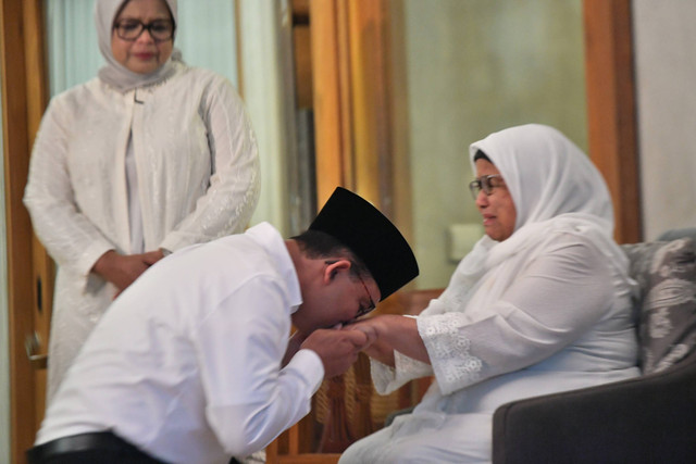 Bakal calon presiden dari Koalisi Perubahan Anies Baswedan sungkeman meminta restu kepada ibunya Aliyah Rasyid Baswedan sebelum mendaftarkan diri ke KPU di kediamannya di Lebak Bulus, Jakarta, Kamis (19/10/2023). Foto: Indrianto Eko Suwarso/ANTARA FOTO