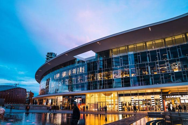 Ilustrasi mall di Jakarta Barat. Sumber: unsplash.com/ Zacc Wolfs