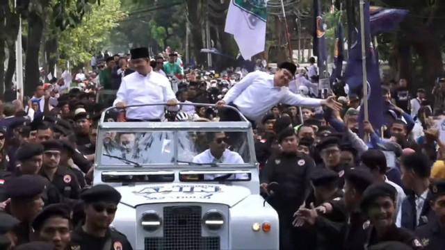 Pasangan calon presiden dan wakil presiden dari Koalisi Perubahan Anies Baswedan dan Muhaimin Iskandar menuju Kantor KPU RI, Jakarta, Kamis (19/10/2023). Foto: Youtube/NasDem