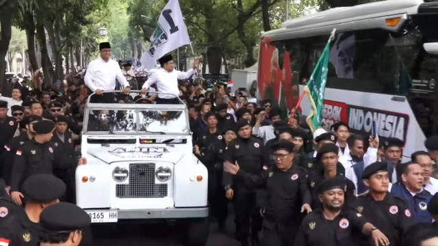 Pasangan calon presiden dan wakil presiden dari Koalisi Perubahan Anies Baswedan dan Muhaimin Iskandar menuju Kantor KPU RI, Jakarta, Kamis (19/10/2023). Foto: Youtube/NasDem