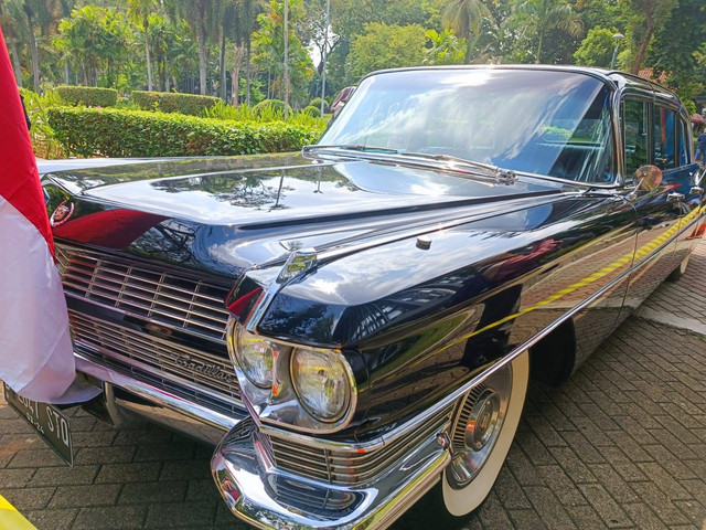 Mobil Cadillac yang disebut akan ditumpangi Ganjar-Mahfud dari Tugu Proklamasi, Kamis (19/10/2023). Foto: Hedi/kumparan