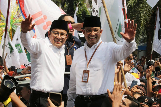 Pasangan Anies Baswedan dan Muhaimin Iskandar (AMIN) tiba untuk mendaftar sebagai calon presiden dan wakil presiden di Kantor KPU, Jakarta, Kamis (19/10/2023). Foto: Aditia Noviansyah/kumparan