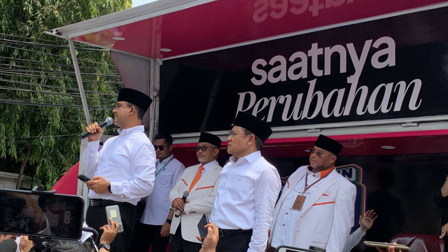 Orasi kebangsaan Anies-Cak Imin di depan Kantor KPU, Jalan Imam Bonjol, Jakarta, Kamis (18/10/2023). Foto: Luthfi Humam/kumparan