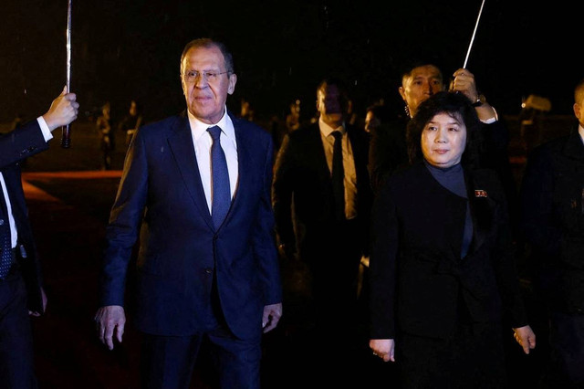Menteri Luar Negeri Rusia Sergei Lavrov mengikuti upacara penyambutan setibanya di Pyongyang, Korea Utara, Rabu (18/10/2023). Foto: Kementerian Luar Negeri Rusia/via REUTERS