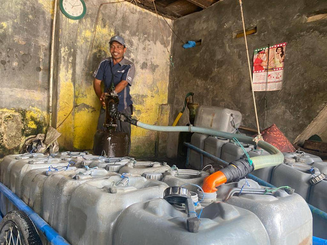 Beberapa aktivitas pengantar air di sumur Suteng. | Foto: Sinta Yuliana/Lampung Geh