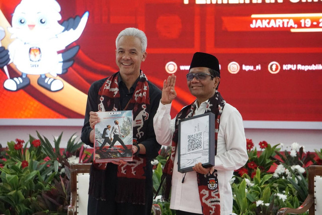 Pasangan Ganjar Pranowo dan Mahfud MD tiba untuk mendaftar sebagai calon presiden dan wakil presiden di Kantor KPU, Jakarta, Kamis (19/10/2023). Foto: Iqbal Firdaus/kumparan