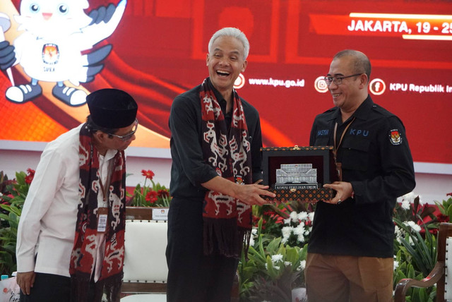 Pasangan Ganjar Pranowo dan Mahfud MD mendaftar sebagai calon presiden dan wakil presiden di Kantor KPU, Jakarta, Kamis (19/10/2023). Foto: Iqbal Firdaus/kumparan