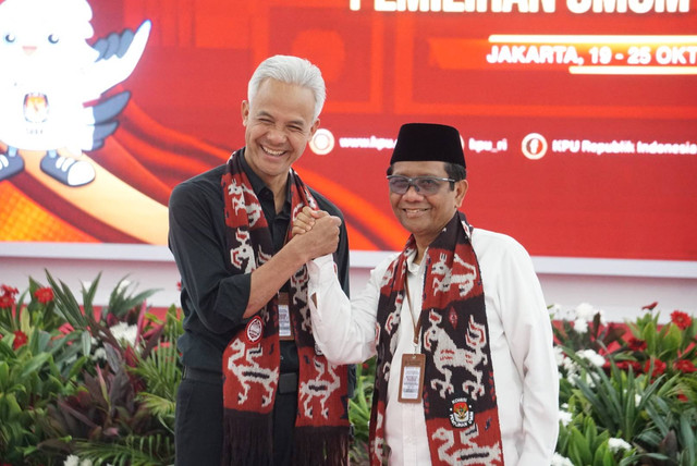 Pasangan Ganjar Pranowo dan Mahfud MD mendaftar sebagai calon presiden dan wakil presiden di Kantor KPU, Jakarta, Kamis (19/10/2023). Foto: Iqbal Firdaus/kumparan