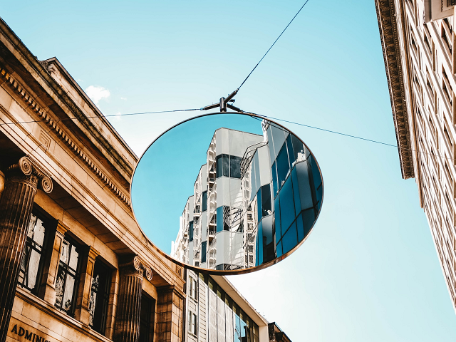 Ilustrasi jenis sinar istimewa cermin cembung. Sumber: unsplash.com/Olichon.