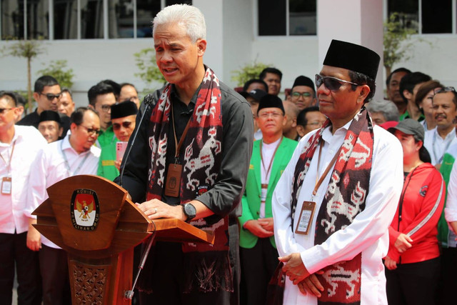 Pasangan Ganjar Pranowo dan Mahfud MD usai mendaftar sebagai calon presiden dan wakil presiden di Kantor KPU, Jakarta, Kamis (19/10/2023). Foto: Aditia Noviansyah/kumparan