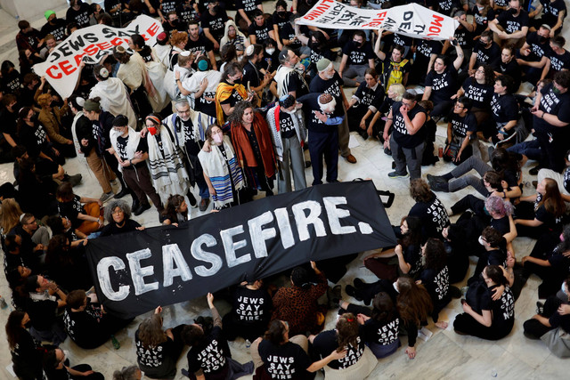 Para pengunjuk rasa yang menyerukan gencatan senjata di Gaza dan diakhirinya konflik Israel-Hamas menempati rotunda gedung kantor Cannon House di Capitol Hill, Washington, Amerika Serikat, Rabu (18/10/2023). Foto: Jonathan Ernst/REUTERS