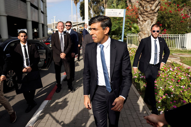 Perdana Menteri Inggris Rishi Sunak mendarat di bandara internasional Ben Gurion di Lod, Dekat Tel Aviv, Israel. Foto: Ronen Zvulun/REUTERS