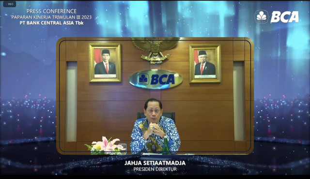 Presiden Direktur PT Bank Central Asia Tbk (BCA) Jahja Setiaatmadja dalam konferensi pers paparan kinerja kuartal III 2023 BCA, Kamis (19/10/2023).
 Foto: Dok. Istimewa