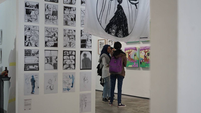 Pengunjung saat menyaksikan pameran Yogyakarta Komik Weeks 2023. Foto: Arif UT/Pandangan Jogja