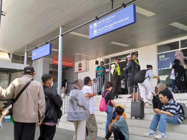 Suasana antrean penumpang yang lakukan refund di Stasiun Yogyakarta imbas anjloknya KA Argo Semeru. Foto: M Wulan/Tugu Jogja
