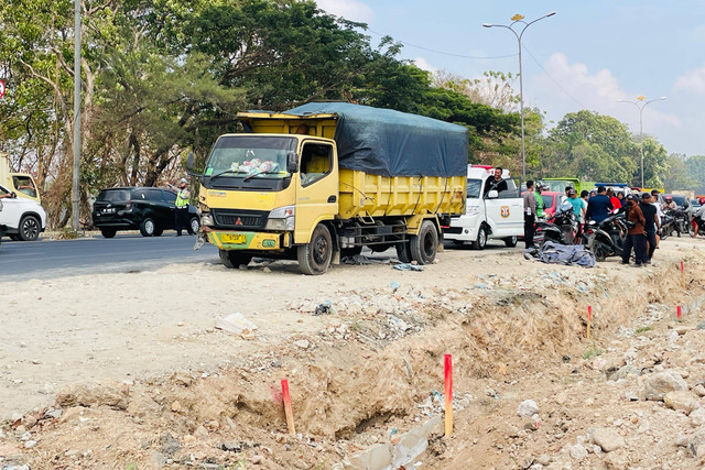 Truk tabrak motor di Jalan Bypass, Kota Bandar Lampung, Jumat (20/10/2023) | Foto: Roza Hariqo/Lampung Geh