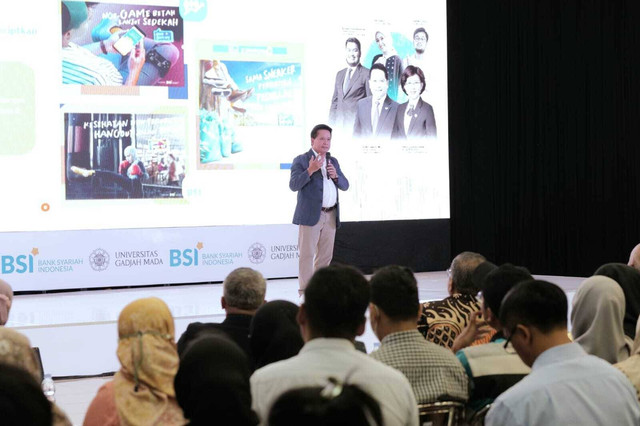Direktur Utama BSI Hery Gunardi pada sesi INSPITALK di depan ratusan mahasiswa UGM pada acara Sharia Financial Literacy: Young, Blessed & Free yang berlangsung di Grha Sabha Universitas Gadjah Mada Yogyakarta, Kamis (19/10). Foto: BSI