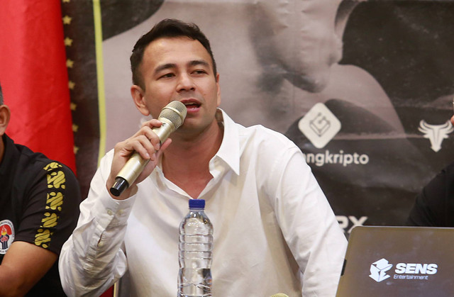 Raffi Ahmad gelar konfrensi pres terkait pertandingan Tinju Aktor Jefri Nicol dan El Rumi di Kementerian Pemuda dan Olahraga, Jakarta, Rabu, (18/10/2023). Foto: Agus Apriyanto