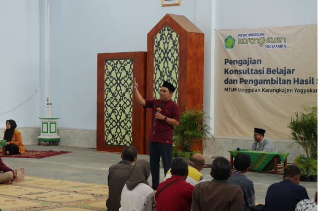 Pengajian parenting bersama orang tua dan wali siswa MTs Muhammadiyah Karangkajen (Muhakarta) Yogyakarta (Foto: Humas MTs Muhakarta)