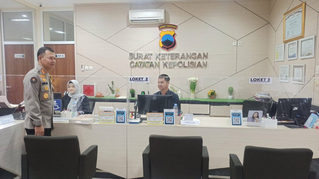 Kabidhumas Polda Jawa Tengah Kombes Pol Stefanus Satake Bayu saat mengecek layanan pembuatan SKCK di Polda Jawa Tengah, Jumat (20/10/2023). Foto: Intan Alliva Khansa/kumparan