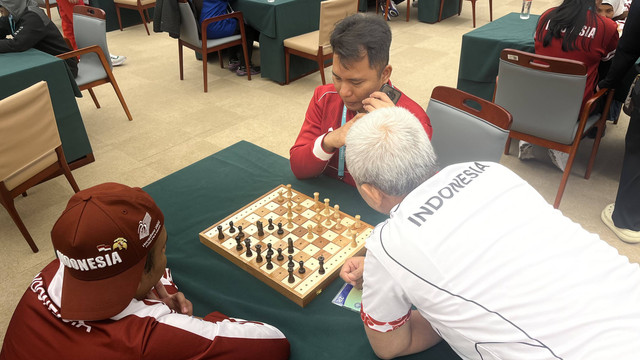 Tim Para Catur Indonesia melakukan latihan jelang Asian Para Games 2022 di Hangzhou Qi-Yuan Chess Hall, Hangzou, China, pada Jumat (20/10). Foto: Jodi Hermawan/kumparan
