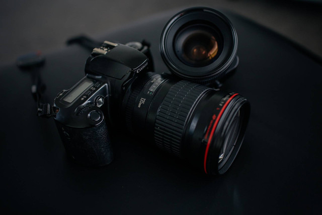 Ilustrasi peralatan fotografi, sumber foto: unsplash.com/William Thomas