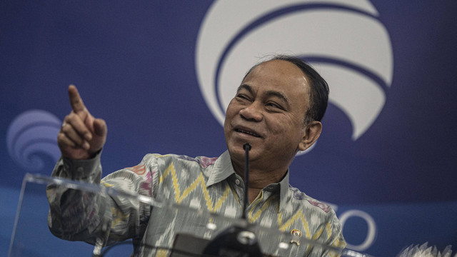 Menkominfo Budi Arie Setiadi menyampaikan keterangan pers terkait perkembangan kasus judi online di Kantor Kemenkominfo, Jakarta, Kamis (20/10/2023). Foto: ANTARA FOTO/Aprillio Akbar