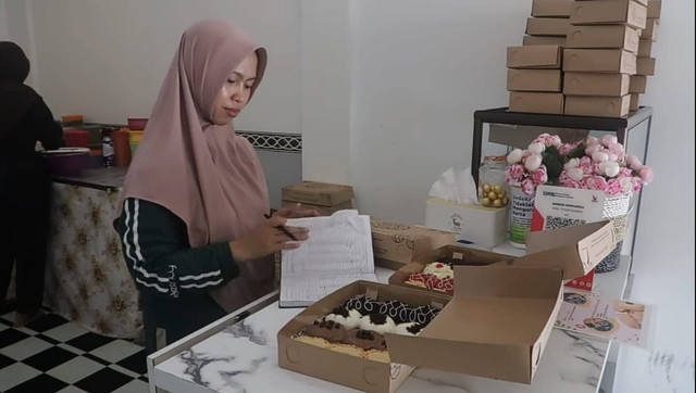 Siti Nurbayana, IRT di Mempawah membuka usaha donat kentang. Foto: M. Zain/Hi!Pontianak